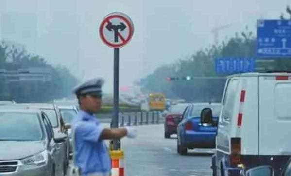 轉(zhuǎn)左不給，轉(zhuǎn)右也不給,這路應(yīng)該怎么走呢？