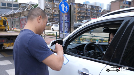 【6.7-新聞稿】眾泰t600美女車主路上遇拋錨，該怎么辦？640.png