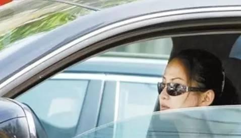 開車的時候只開一側車窗 原來還有這么多的好處