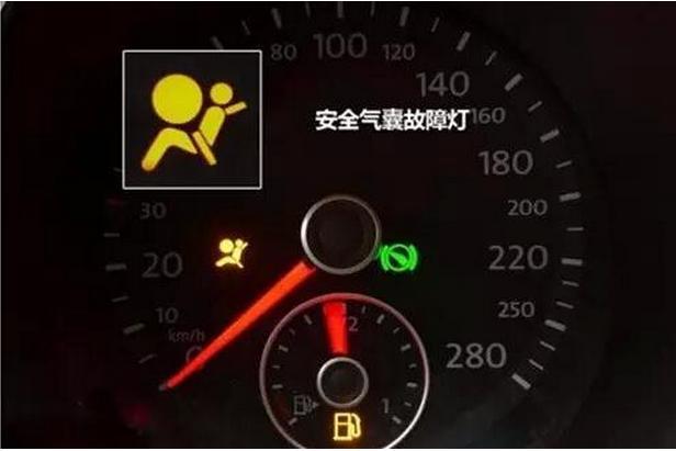 儀表盤上這11個“燈亮了” 快靠邊停車，別猶豫！不然出大事！